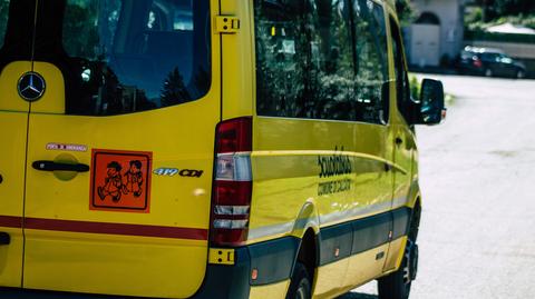 Gambassi Terme, Włochy. 3-latek uwięziony w busie zwrócił uwagę przechodnia. Natarczywie trąbił klaksonem 
