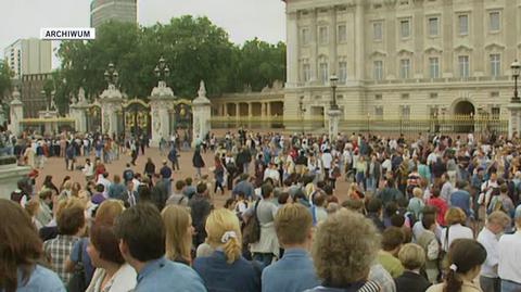 Brytyjczycy składają kwiaty przed Pałacem Buckingham dla tragicznie zmarłej księżnej Diany 