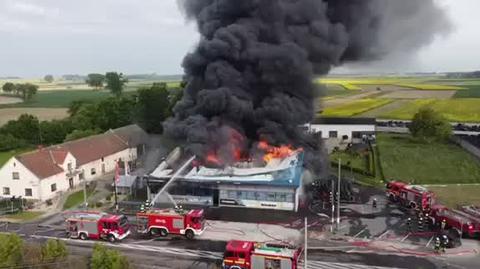 Pożar w Lubrzy. Ogień i gęsty, czarny dym (wideo bez dźwięku)