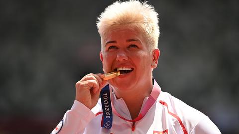 Anita Włodarczyk, nasza trzykrotna mistrzyni olimpijska, przejęła olimpijski ogień na wybrzeżu Francji
