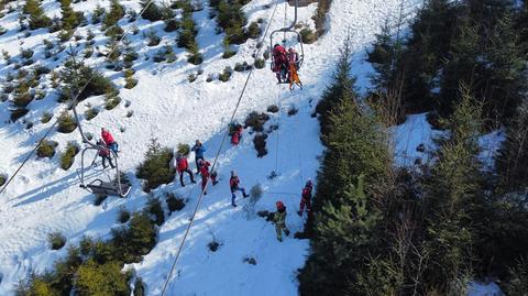 Ewakuacja turystów z krzesełek kolei linowej przy skoczni narciarskiej w Wiśle Malince