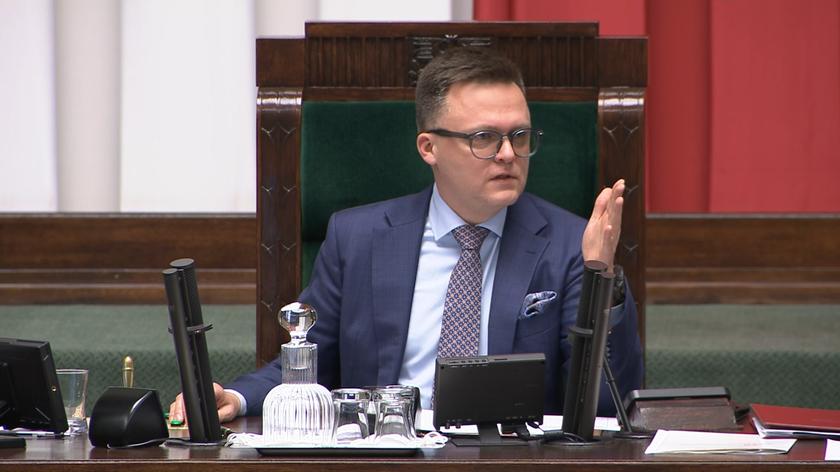 Marszałek Szymon Hołownia poprosił Straż Marszałkowską o sprawdzenie tożsamości mężczyzny stojącego z tyłu sali plenarnej