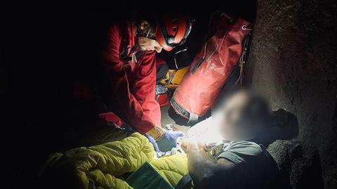 63-latek upadł w jaskini, złamał obie ręce i uderzył się w głowę. Akcja ratunkowa w Beskidach