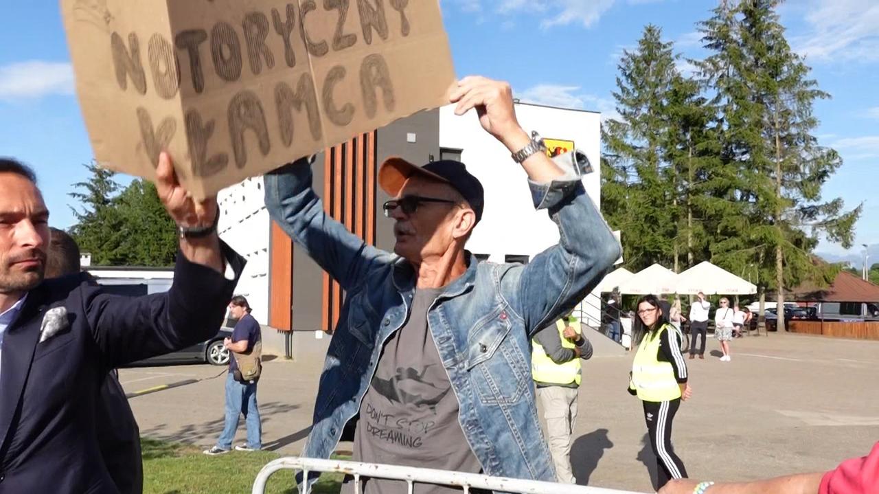 Rypin. Spotkanie z premierem tylko dla mieszkańców. Burmistrz wyrwał krytyczny transparent