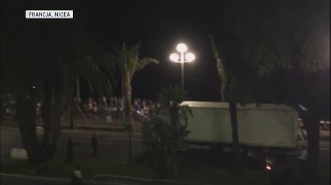Zamach w Nicei. Ciężarówka rozpędza się i wjeżdża w tłum