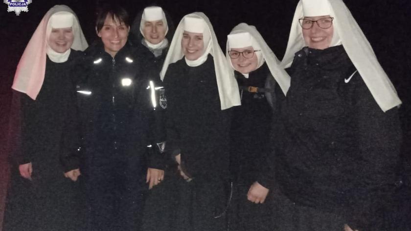 Policjanci pomogli zakonnicom, które zgubiły się w lesie