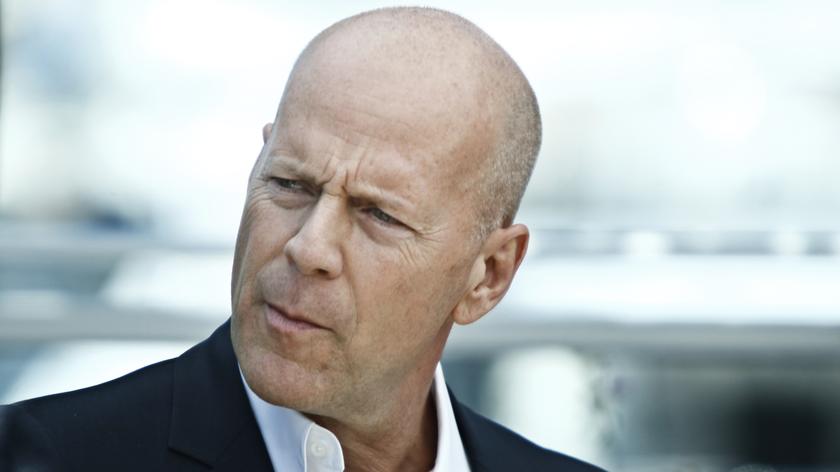 Bruce Willis otrzymuje w Paryżu Order Sztuki i Literatury. Wydarzeniu przygląda się żona. Wideo z marca 2022 roku
