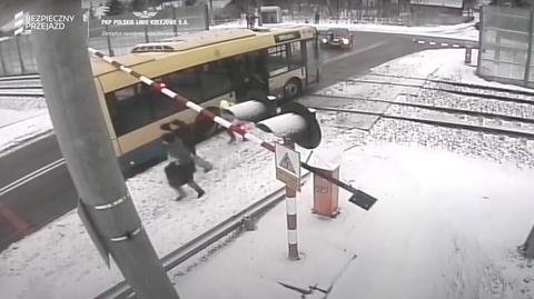 Wola Rzędzińska. Kierowca autobusu utknął na przejeździe kolejowym między rogatkami. Pasażerowie uciekali  
