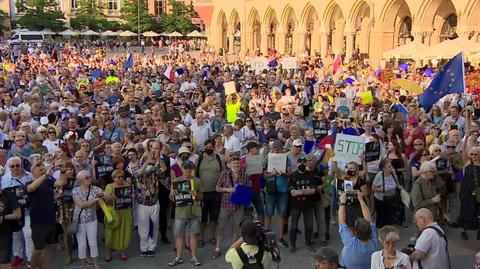 Protest pod hasłem "Wolne media, wolni ludzie" w Krakowie