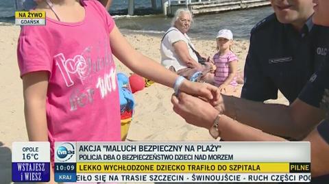 Policja rozdaje specjalne opaski dzieciom na plaży
