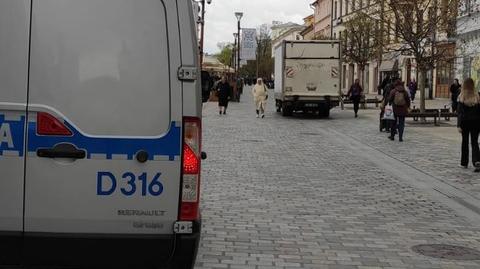 Kobieta szła deptakiem. Potrącił ją samochód dostawczy