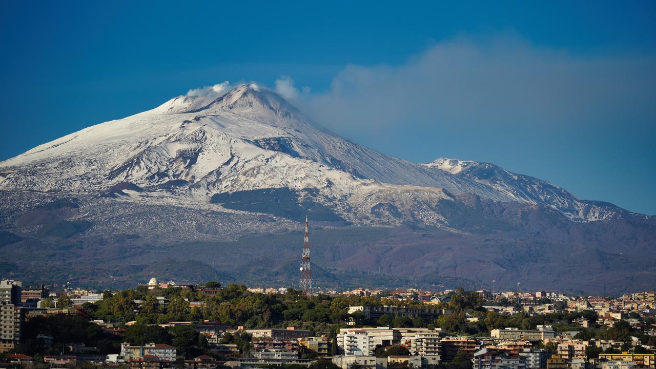 Erupcja Etny paraliżuje lotnisko w Katanii — turyści utknęli na Sycylii