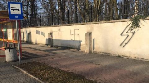 Swastyka na murze cmentarza żydowskiego w Oświęcimiu