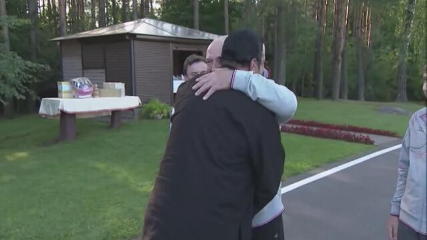 Video (25.08.2016 Steven Seagal odwiedził Alaksanda Łukaszenkę. Podziwiał plony, jadł marchewkę i dostał sztylet)