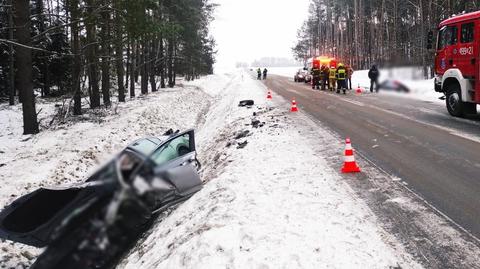 Ciechanowiec. Zderzyły się dwa auta. Oba wylądowały w rowach