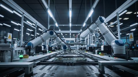 fabryka roboty maszyny shutterstock_2682841033