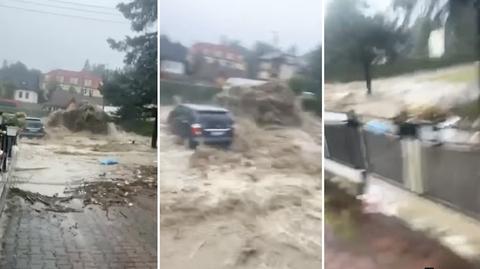 W Rabce-Zdroju wylał potok Słonka i zalał drogę, chodnik i samochody