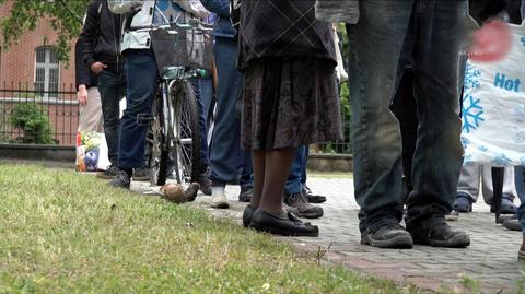 Coraz więcej potrzebujących w kolejkach po jedzenie