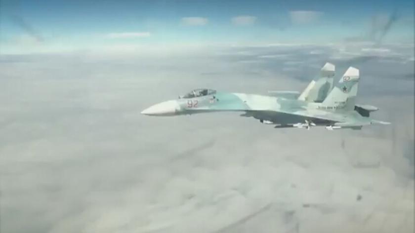 Su-27 za oknem amerykańskiego bombowca