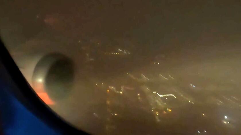 W samolot uderzył piorun (27. sekunda nagrania)