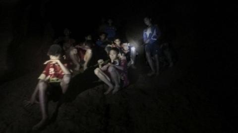 Chłopcy odnalezieni żywi w jaskini. Armia pokazała nagranie