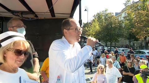 Artur Drobniak, prezes Naczelnej Izby Lekarskiej przemawiał podczas protestu medyków w Warszawie