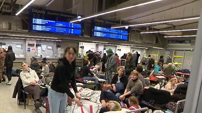 Chaos i brak nadzoru ze strony państwa. Coraz więcej uchodźców na polskich dworcach