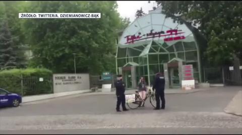 Policjanci zatrzymali kobietę przed Trójką. Stała z rowerem i transparentami "Wolna Trójka bez dyrektora PiSiora"