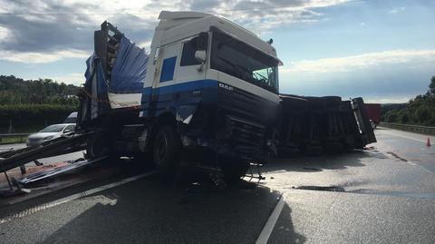 Ciężarówka przewróciła się na autostradzie A4 w Krakowie