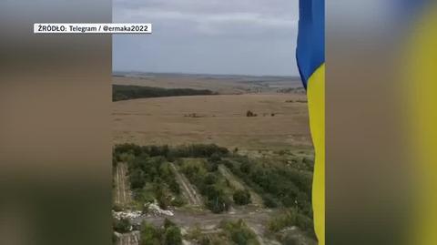 Ukraińska flaga we wsi Ternowe, przy granicy z Rosją 