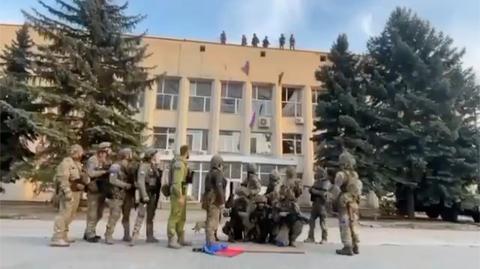 Ukraińscy żołnierze zrzucają rosyjskie flagi z jednego z budynków w Łymanie 