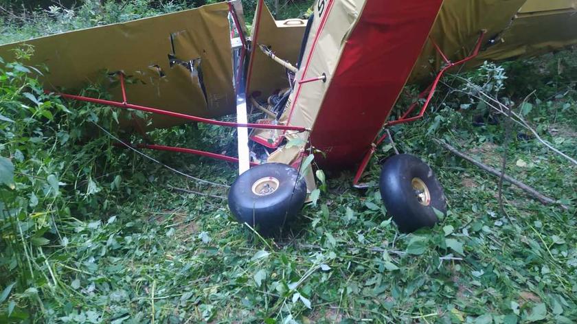 Podczas ćwiczeń samolot spadł pomiędzy drzewa. Pilot nie żyje