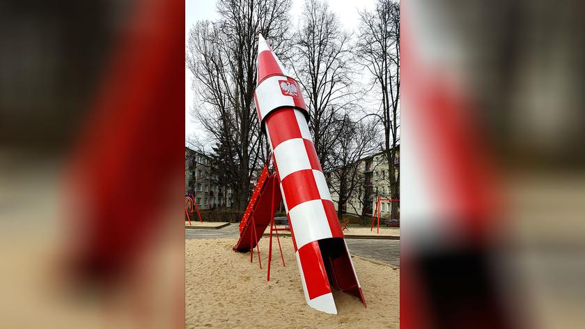 Lublin. Pomalowali rakietę na placu zabaw w biało-czerwoną szachownicę. Początkowo na szczycie naklejone było też godło (30.03.2023)