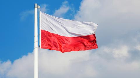 Największa flaga w Polsce zawisła na latarni w Świnoujściu (materiał z 2022 roku)