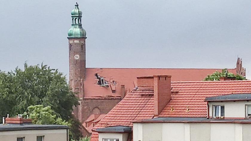Wichura zerwała iglicę z kościoła świętego Jacka w Słupsku