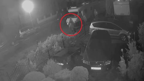 Nieznanego mężczyznę ze skradzioną lampą zarejestrowały kamery monitoringu