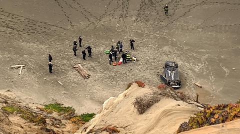 Samochód spadł z klifu na plażę w San Francisco