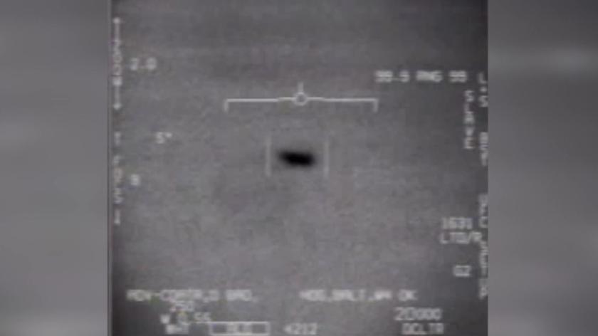 Niezidentyfikowany obiekt latający na nagraniu udostępnionym przez Pentagon (wideo z kwietnia 2020 roku)