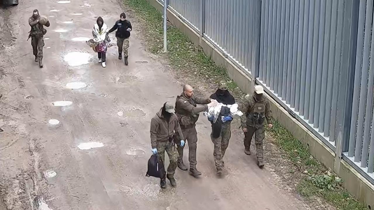 Przy granicy potrzebowała pomocy. Kilkanaście godzin wcześniej urodziła 