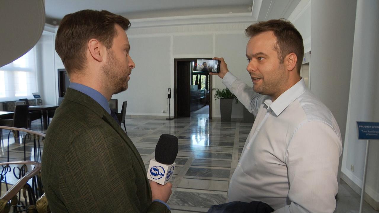 Reporter TVN24 pyta o majątek Morawieckich. Rzecznik PiS wyciąga telefon i nagrywa