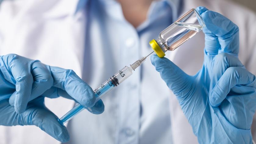 Komorowski o obostrzeniach dla niezaszczepionych: to nie jest to samo, co zmuszanie do szczepienia innych