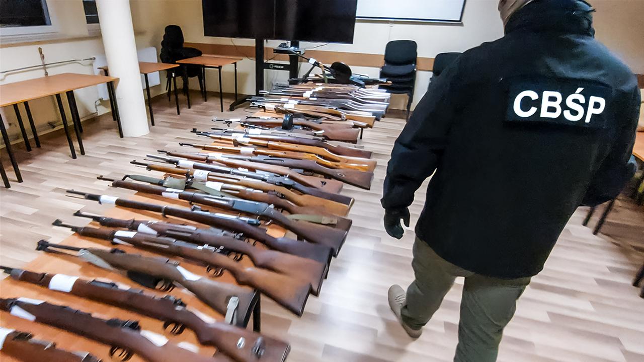 Strzelał do policjantów podczas próby zatrzymania, zginął. CBŚP zatrzymało 13 osób i przejęło nielegalną broń 