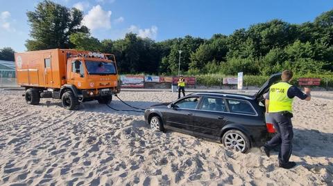 Samochód zakopał się na plaży w Kołobrzegu