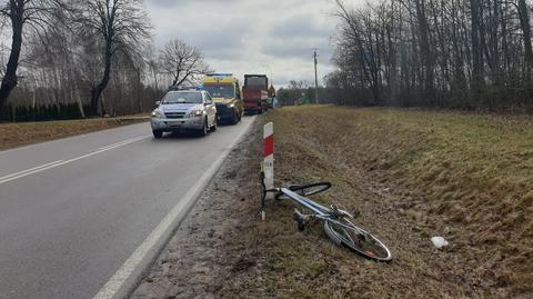 Mońki. Tir potrącił 67-letniego rowerzystę. Policja: kierowca nie zachował bezpiecznej odległości (materiał z 17.02.2022)