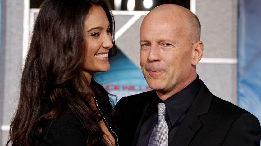 Bruce Willis otrzymuje w Paryżu Order Sztuki i Literatury. Wydarzeniu przygląda się żona. Wideo z marca 2022 roku