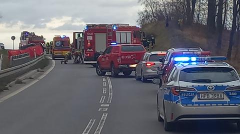 Zjechał na przeciwległy pas ruchu i uderzył w samochód ciężarowy. Nie żyją trzy osoby, dwie zostały ranne