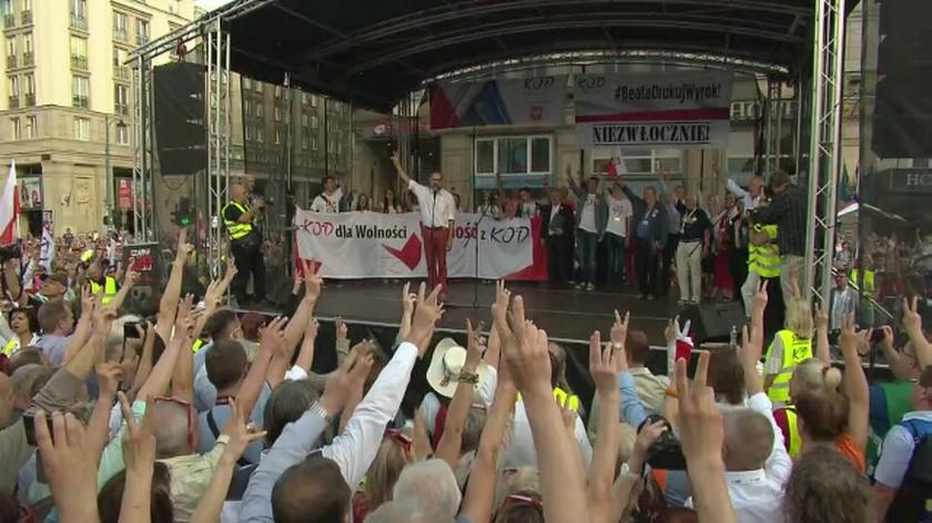 "Mazurek Dąbrowskiego" na manifestacji KOD