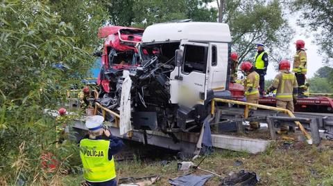Czołowe zderzenie dwóch ciężarówek na drodze krajowej. Nie żyje 52-letni mężczyzna