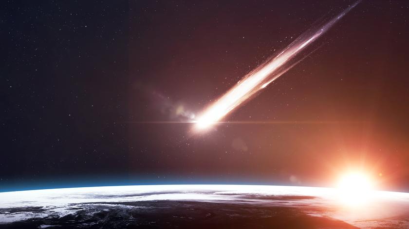 Spadający meteoryt/kometa zarejestrowany w Pęcicach (pow