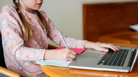 Laptopy nie tylko dla uczniów ze szkół publicznych. Rząd wyjaśnia